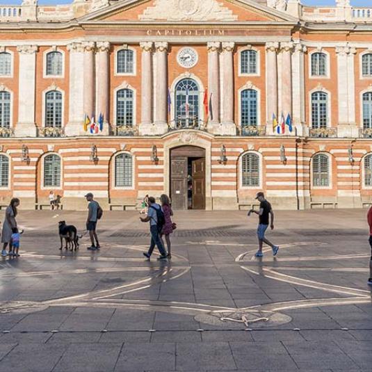 Visiter Toulouse, la croix Occitane place du Capitole