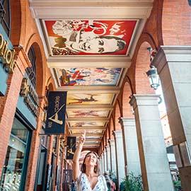Les fresques de Moretti sous les arcades place du Capitole